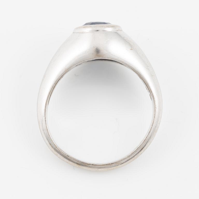 Ring in 18K white gold set with an oval-cut sapphire, approximately 1.50 ct.