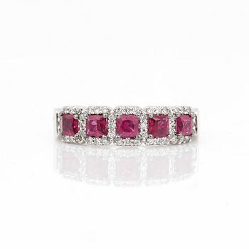 RING, 18 k vitguld, rubiner tot 0.87 ct, diamanter tot 0.24 ct.