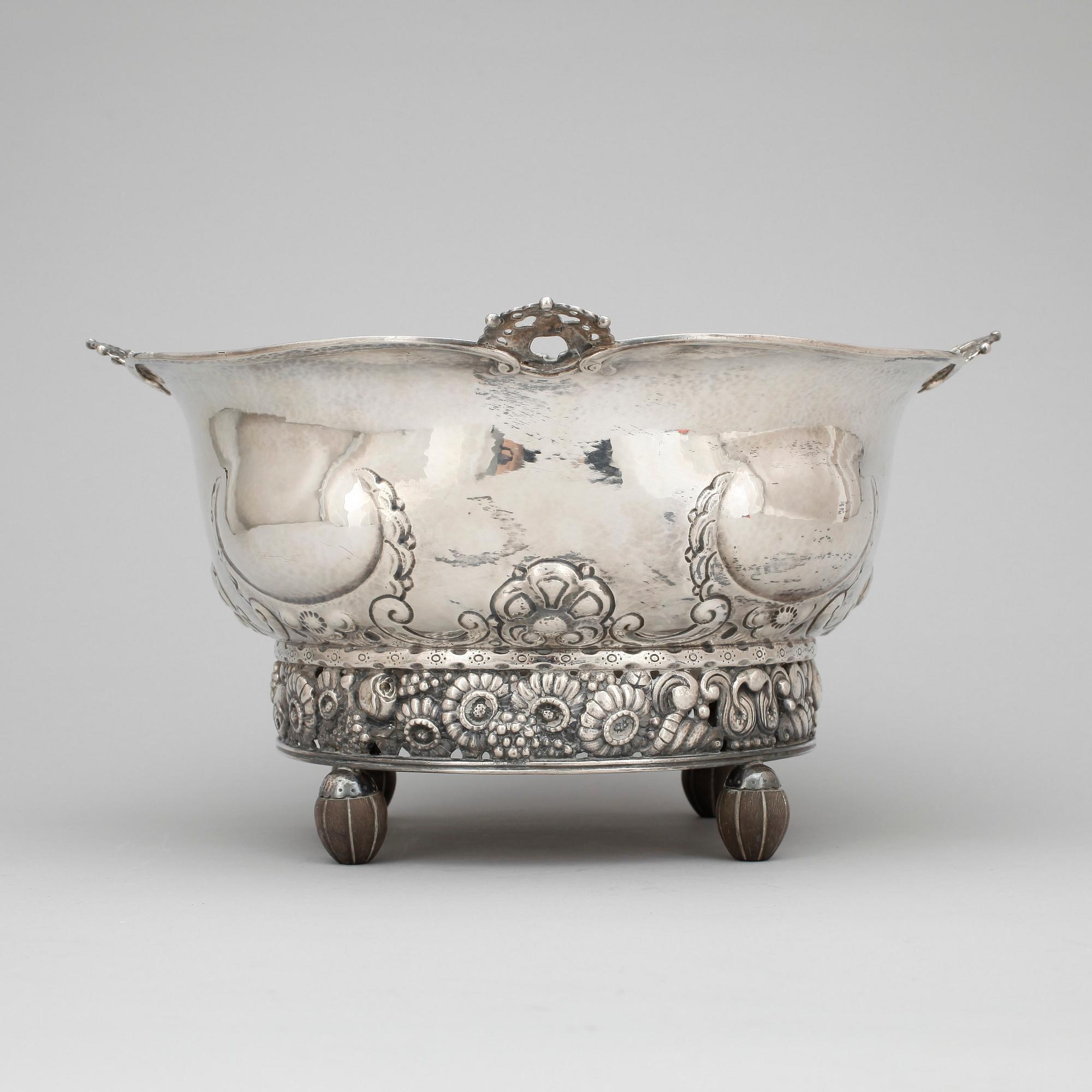 SKÅL, silver, Bremer Werkstätte, Tyskland, 1900-talets första hälft. Total vikt ca 942 gram.