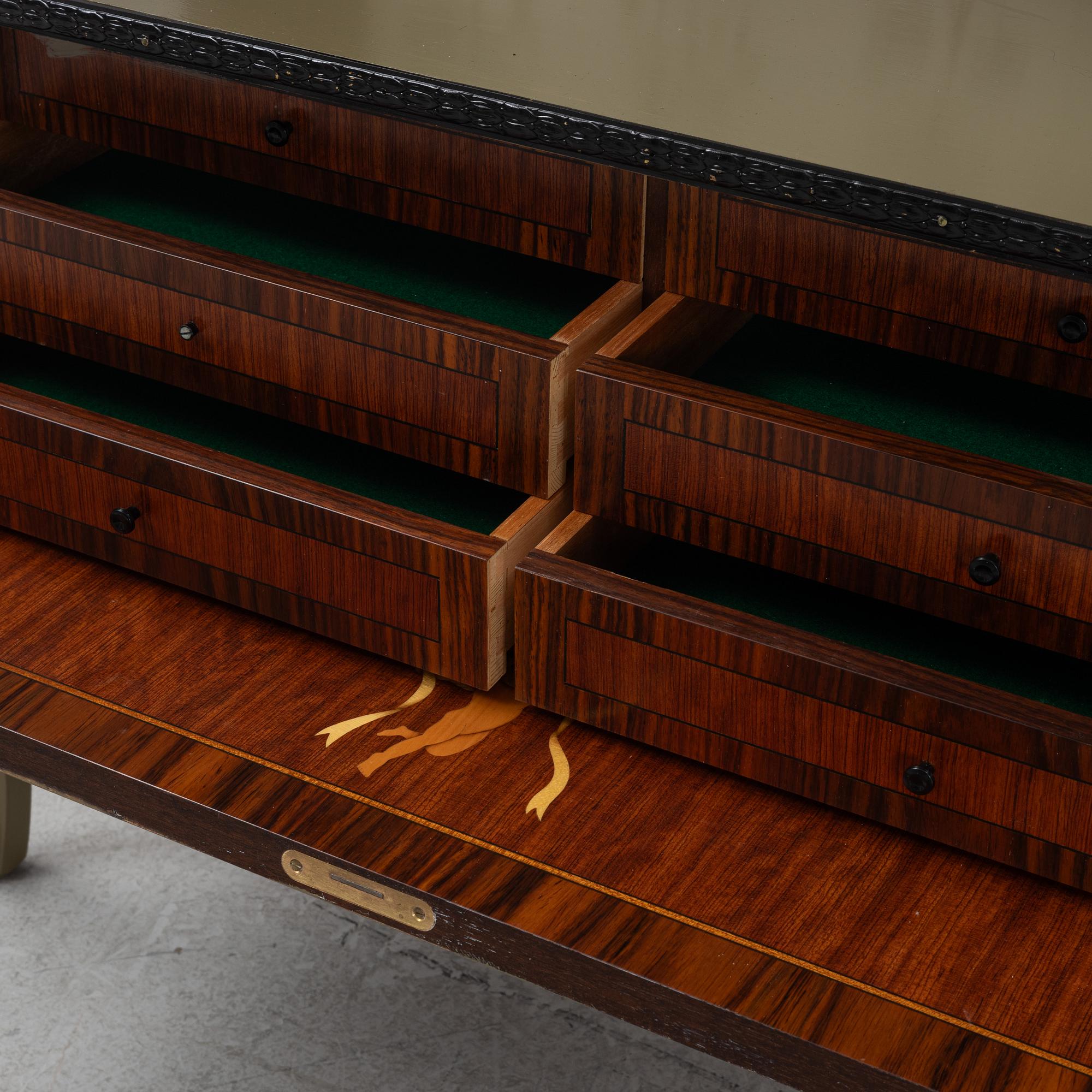 Vitrinskåp, 1900-talets mitt.