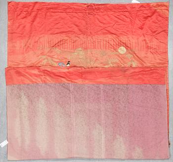 DRAPERI, broderat siden. Kina, tidigt 1900-tal.