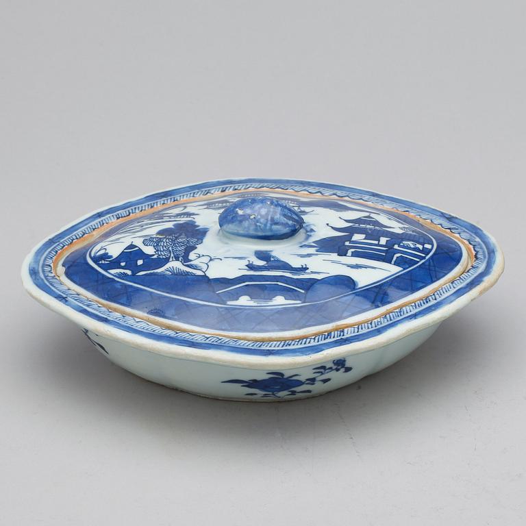 KAROTT MED LOCK, porslin, Kina, 1800-/1900-tal.