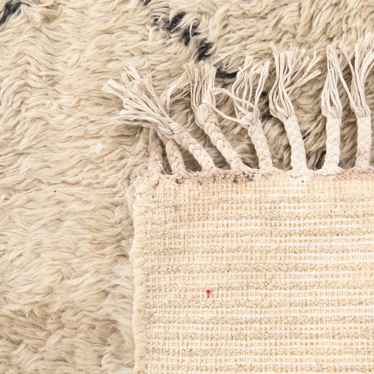 A Moroccan carpet approx 293x203 cm.