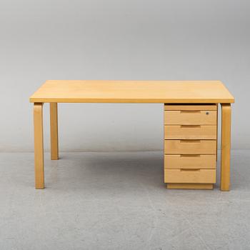 ALVAR AALTO, skrivbord med hurts, Artek, Finland, 1900-talets andra hälft.
