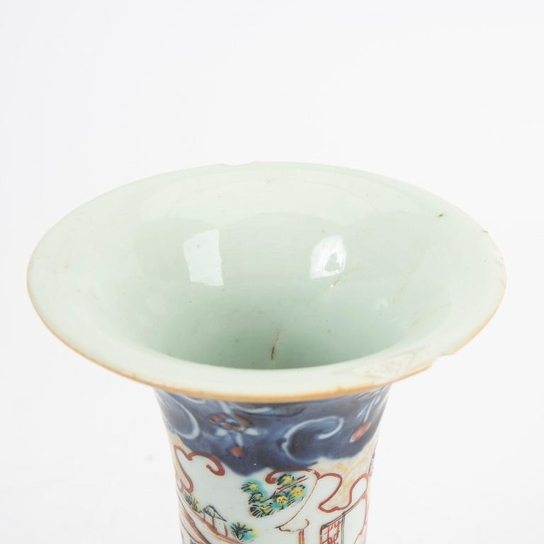 Vase, porcelain. Qing Dynasty, Qianlong (1736-95).