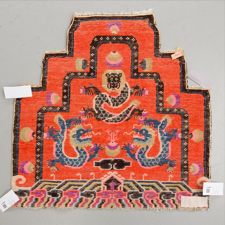 TRONSTOLSMATTA, Antik/semiantik Kina. Ca 70x70 cm.