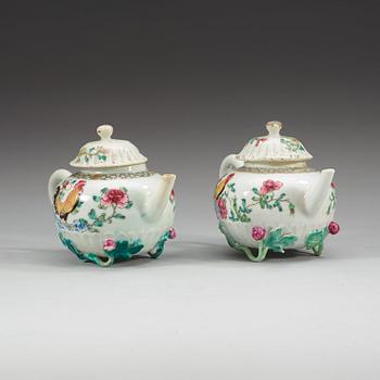 TEKANNOR med LOCK, ett par, kompaniporslin. Qing dynastin, Qianlong (1736-95).