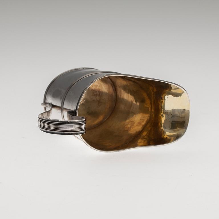 GRÄDDKANNA, silver. Nils Linneus Stockholm 1810. Invändigt förgylld. Höjd 13 cm. Vikt 185 g.