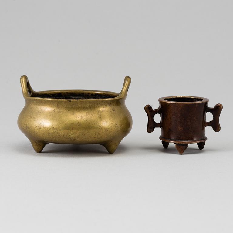 Two small bronze censers, China, 20th Century.