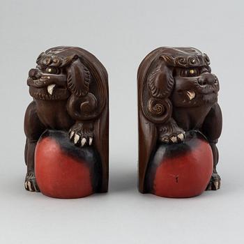 A pair of Japanese book ends, 20th Century.