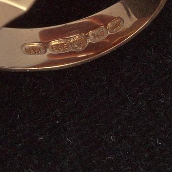 KLACKRING, guld 14K med karneol, N. Westerback, Helsingfors 1961. Vikt 5,9 g.