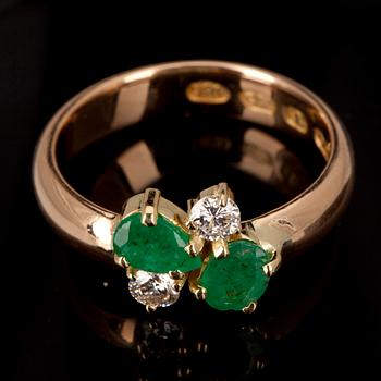 RING, guld 18K med diamanter 2 x 0,15 ct. och 2 smaragder tot. ca 0,80 ct. Finska stämplar 1927. Vikt 6 g.