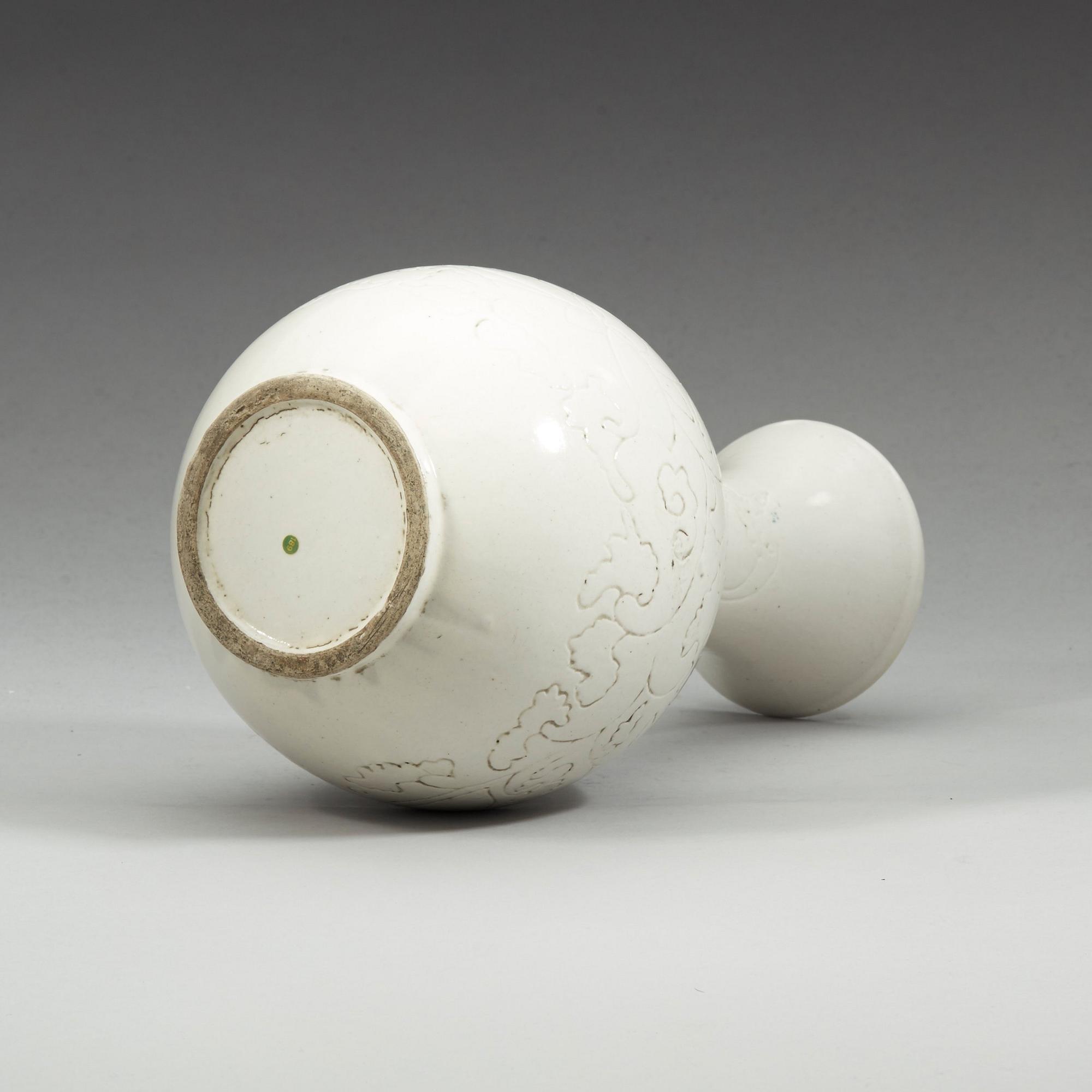 A white glazed vase, Qing dynasty (1644-1912).