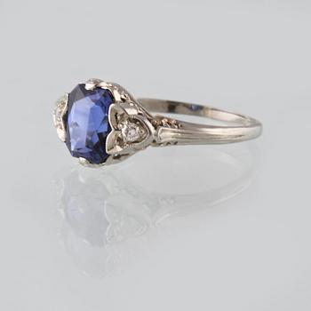 RING, 18K vitguld med 2 briljantslipade diamanter samt fasettslipad blå safir. Vikt 2,9 gram.