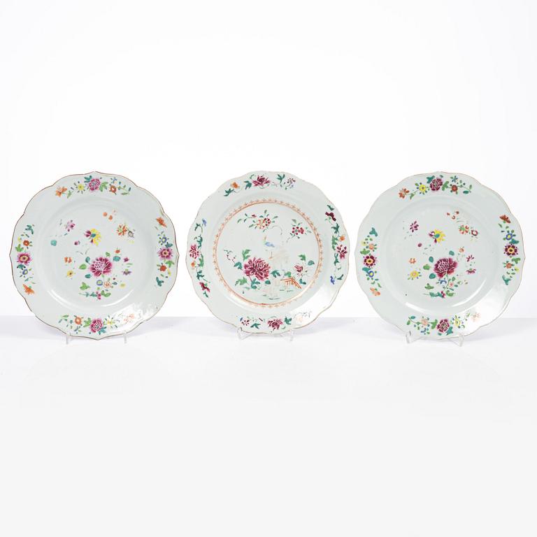 A group of five Chinese export porcelain famille rose plates, Qing dynasty, Qianlong (1736-95).