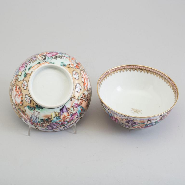 A pair of famille rose 'mandarin' export porcelain bowls, Qing dynasty, Qianlong (1736-95).