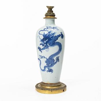 A Chinese blue and white porcelain 'dragon' vase, Qing dynasty.