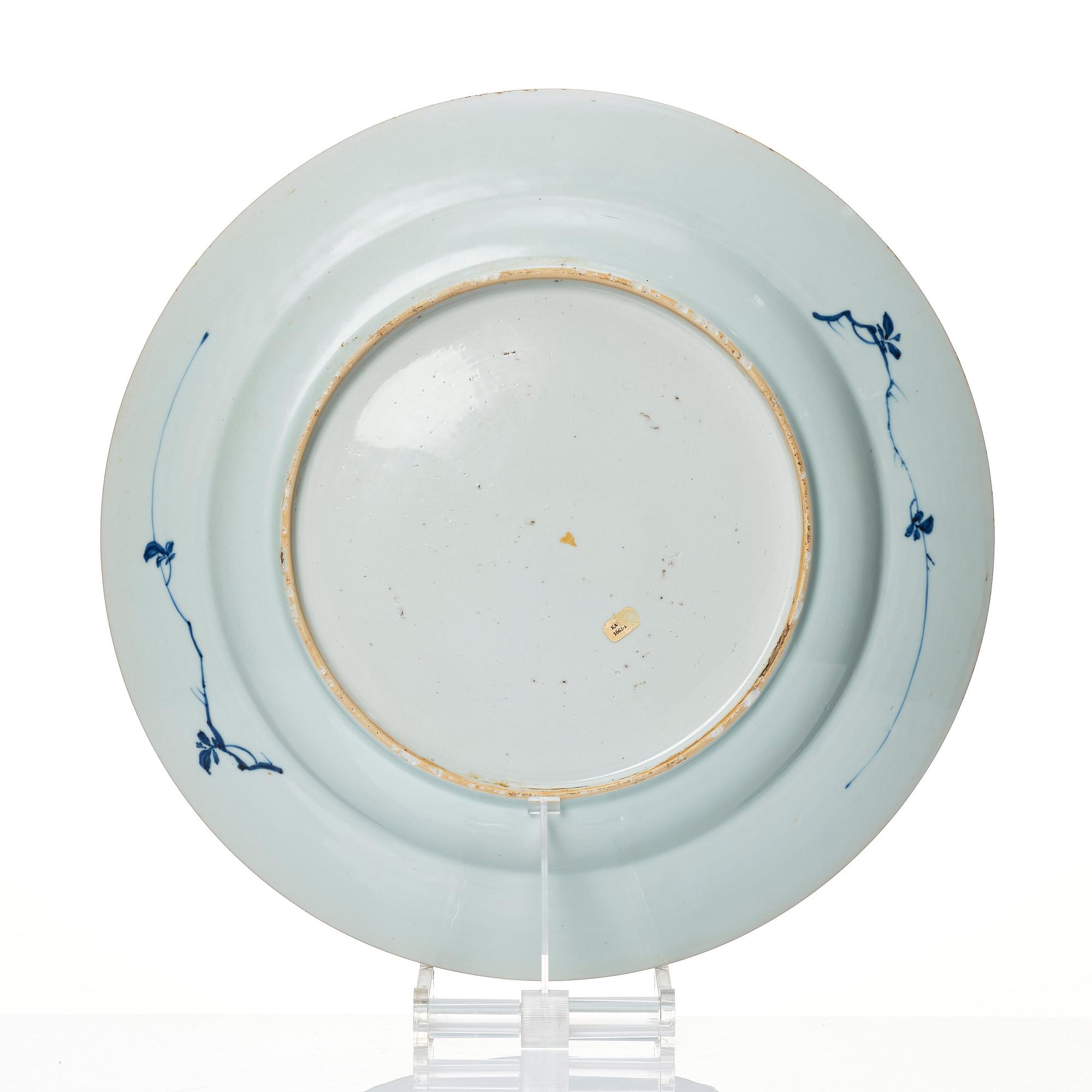A blue and white Chinese Export serving dish. Qing dynasty, Yongzheng (1723-35).