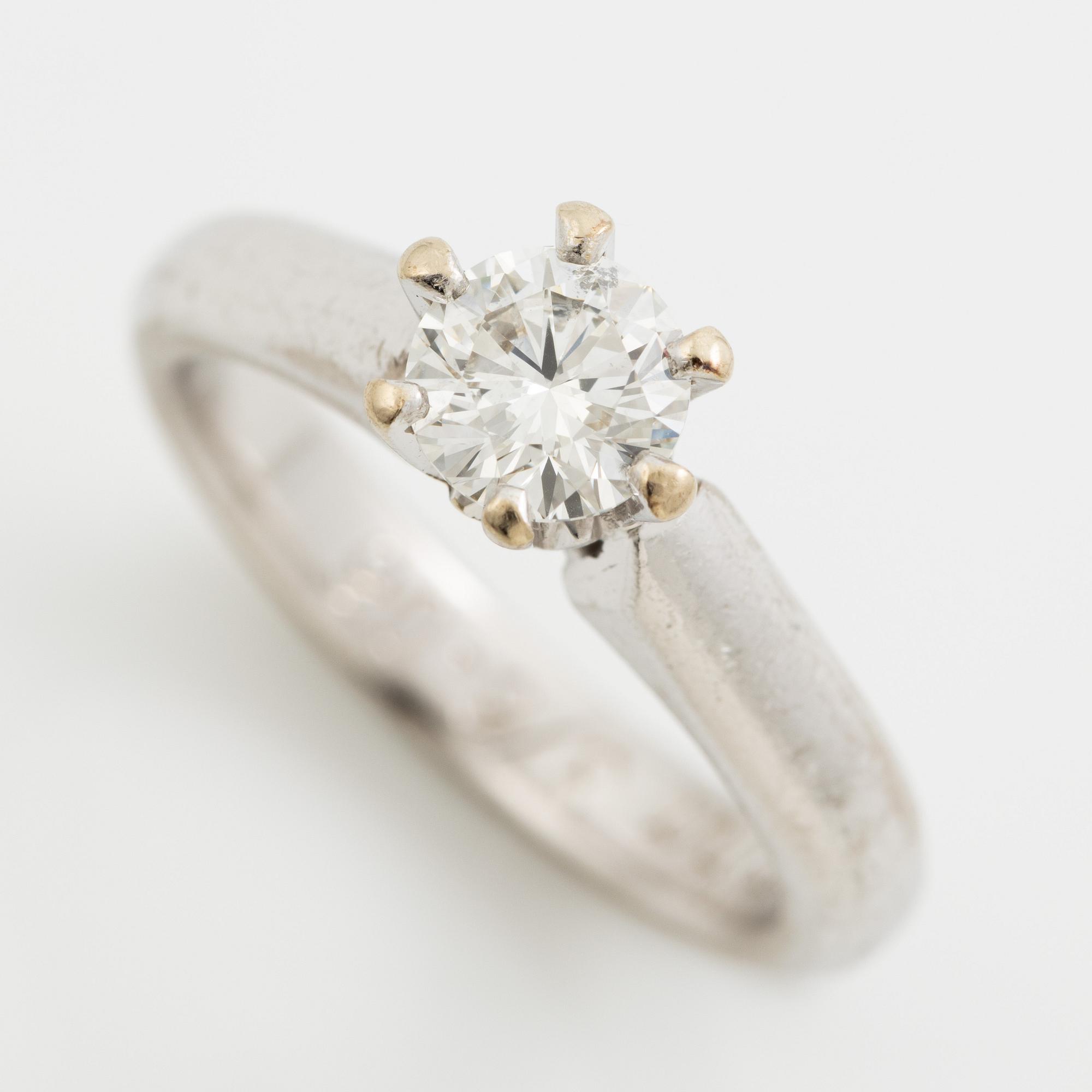 Ring in 18K white gold set with a round brilliant-cut diamond.