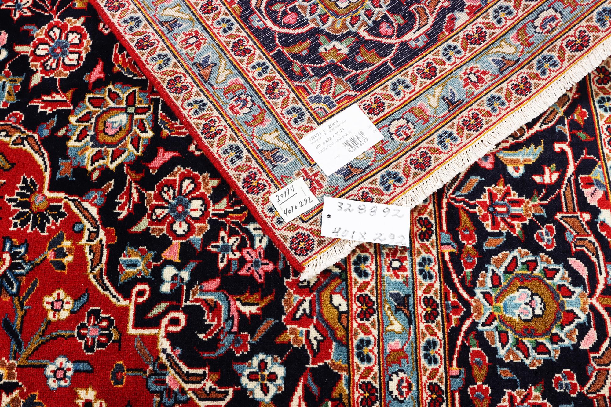 A Kashan carpet, c. 401 x 292 cm.