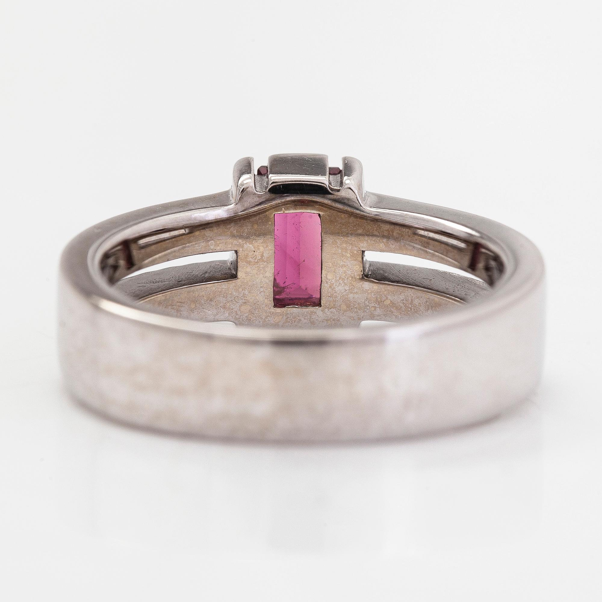 Sormus, 14K valkokultaa, turmaliini ja timantit yhteensä noin 0,048 ct. Timanttiset, Helsinki.