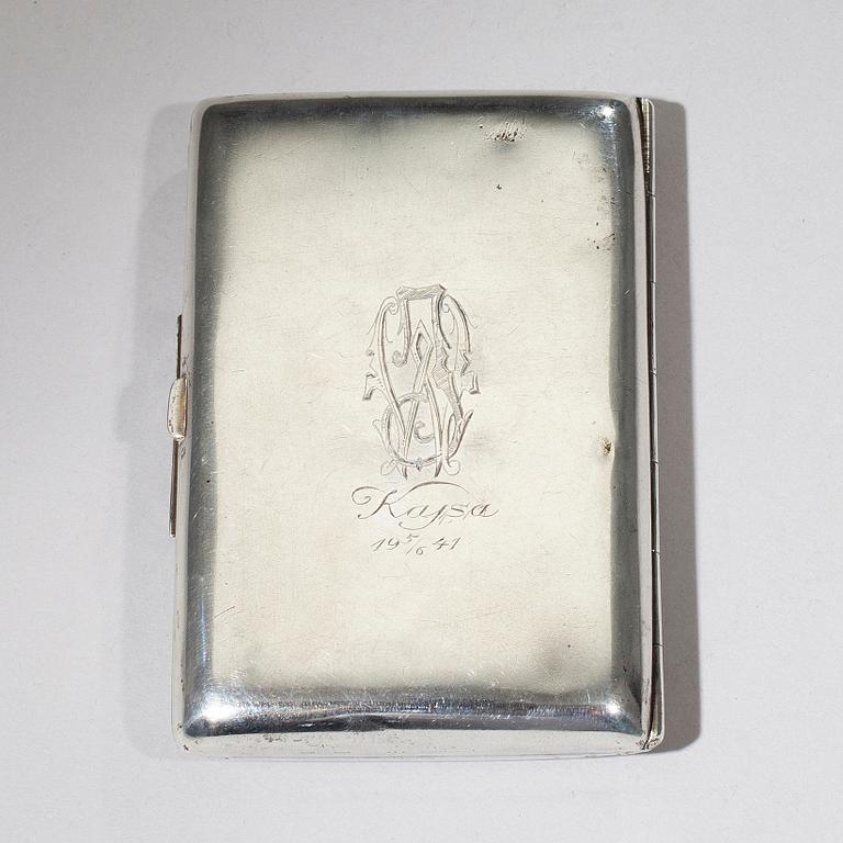 CIGARETTETUI, silver, 1900-talets första hälft. 107 g.