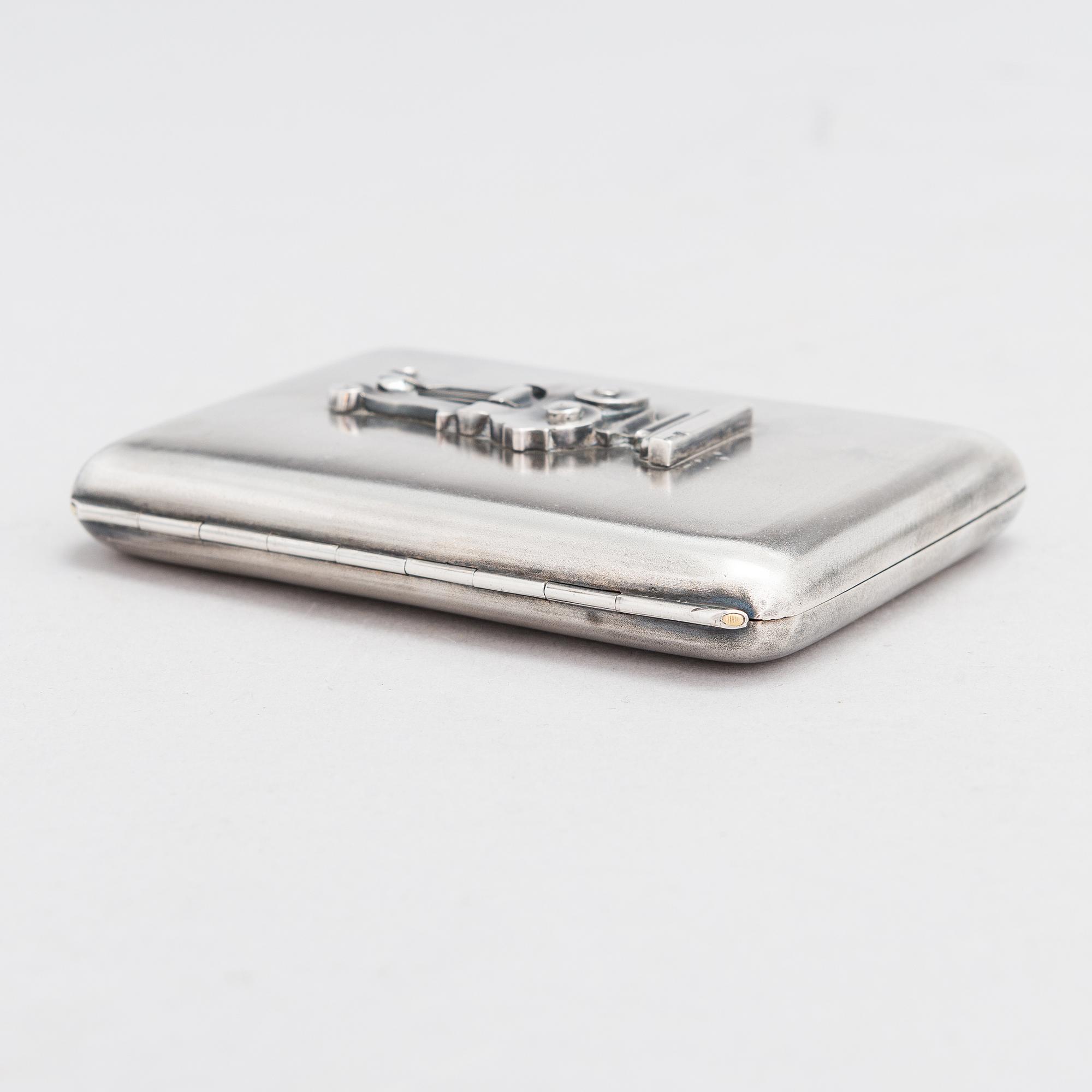 Cigarettetui, silver, med lyra stämplad i Kiev 1828-1887, etuiet stämplat Pjotr Baskakov, Moskva 1908.