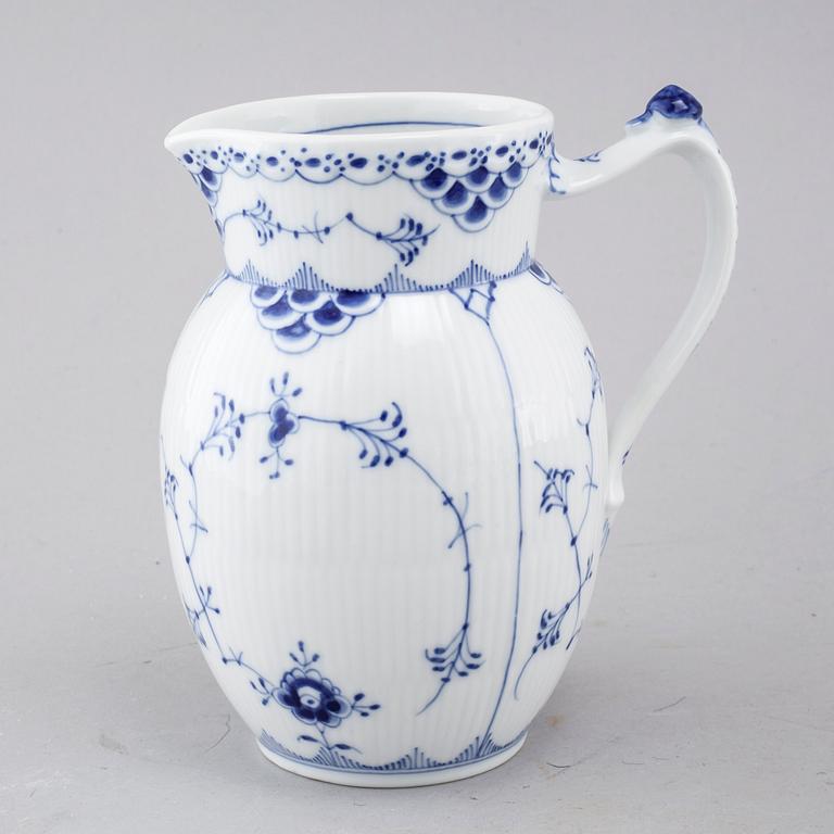 A porcelain tableware set of 69 pcs, "Musselmalet" by Royal Copenhagen, second half of the 20th century.