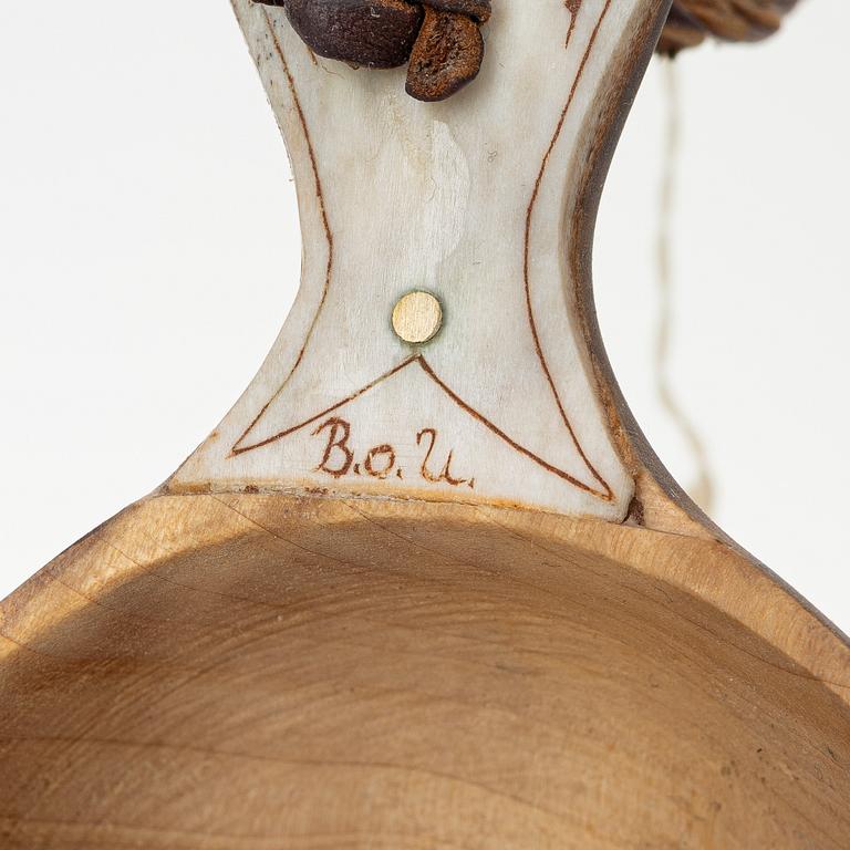 Knivar 4 st, oidentifierade slöjdare, samt en kåsa av Bengt Olav Unga.