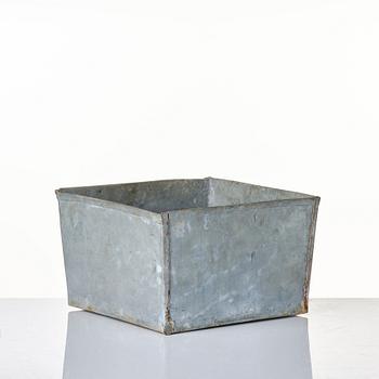 A blue and white flower pot, late Qing dynasty, circa 1900.