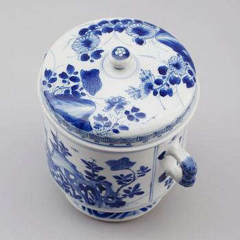 LOCKPOKAL på fot, porslin, Kina, Kangxi 1662-1722.