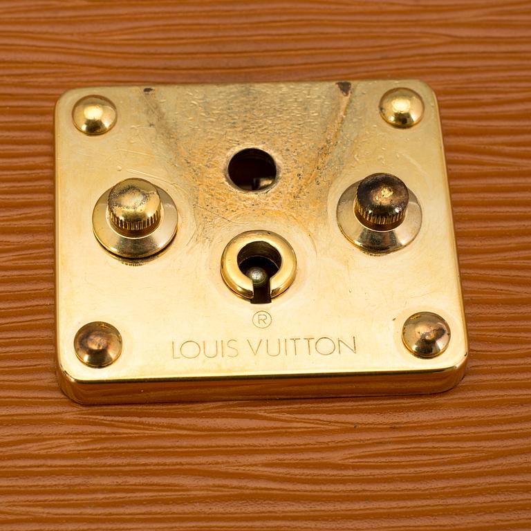 A Louis Vuitton "Serviette fermoir" portfolio.