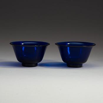 SKÅLAR, två stycken, pekingglas. Sen Qing dynastin (1644-1912).