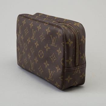 A Louis Vuitton "Trousse Toilette 23" toilet bag.