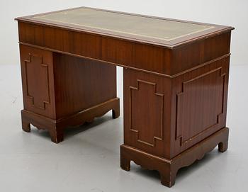 SKRIVBORD, engelsk stil, 1900-talets andra hälft.
