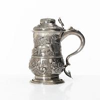 A British 18th century silver tankard with lid, mark of John Payne, London 1759.