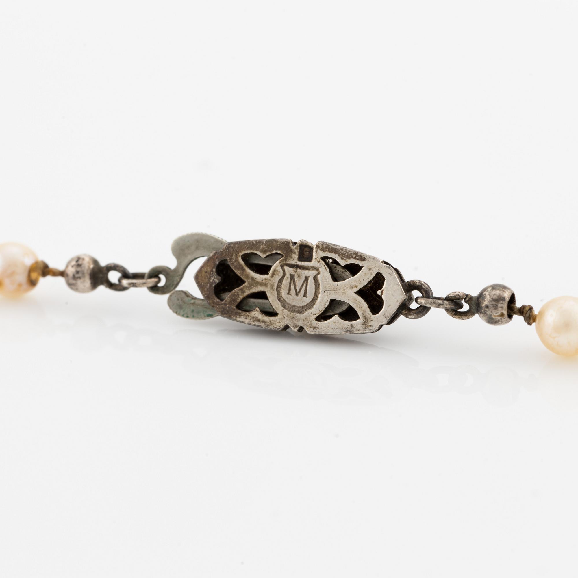 Pearl necklace, with graduated cultured pearls, silver clasp.