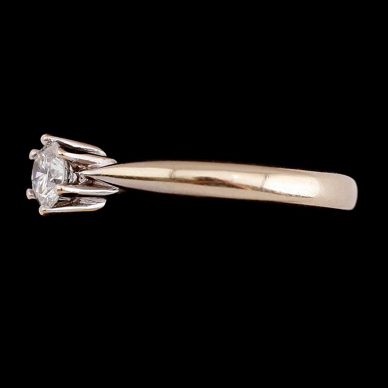 RING, 18 k rött guld med briljantslipad diamant ca 0.38 ct enligt gravyr. Vikt ca 4 g.