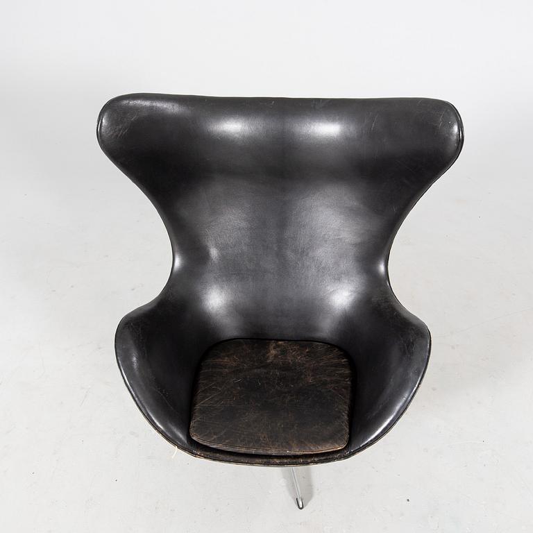 An Arne Jacobsen Ägget armchair for Fritz Hansen Denmark 1968.
