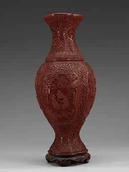 A red lacquer vase, Qing dynasty.