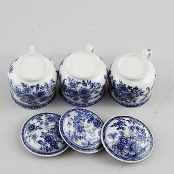 CREMEKOPPAR, porslin, Kina, 1700-tal.