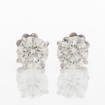 Korvakorut, 18 valkokultaa ja briljanttihiotut timantit.