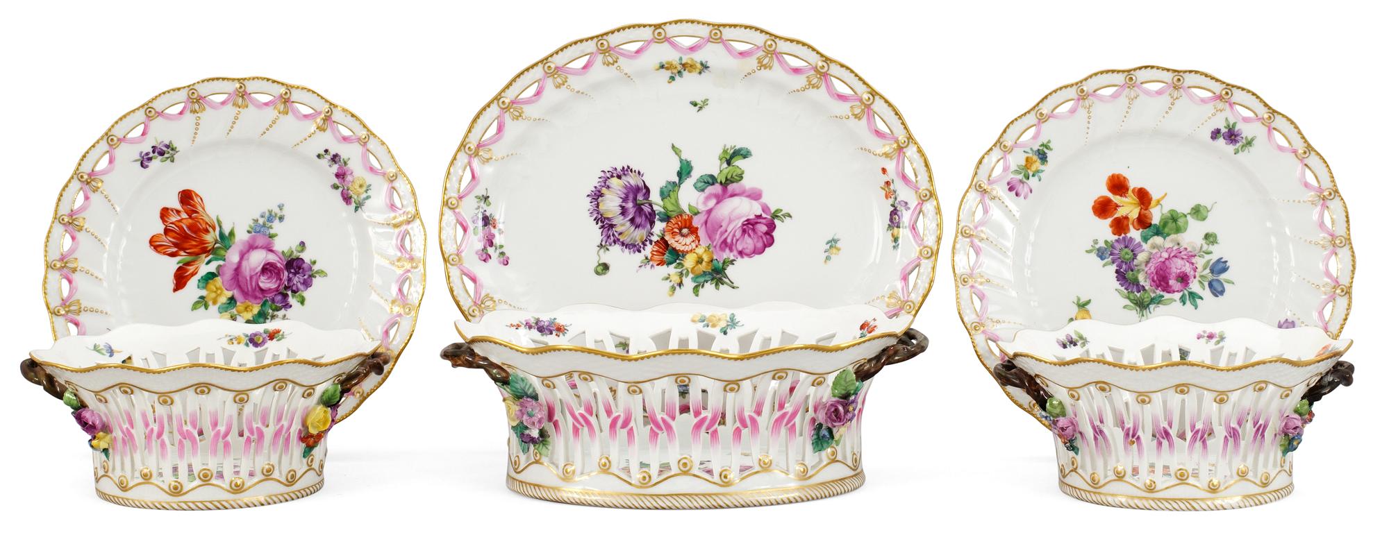 GALLERSKÅLAR, 2+1 st, porslin. Juliana Marie, Kongl Dansk 1900-tal.