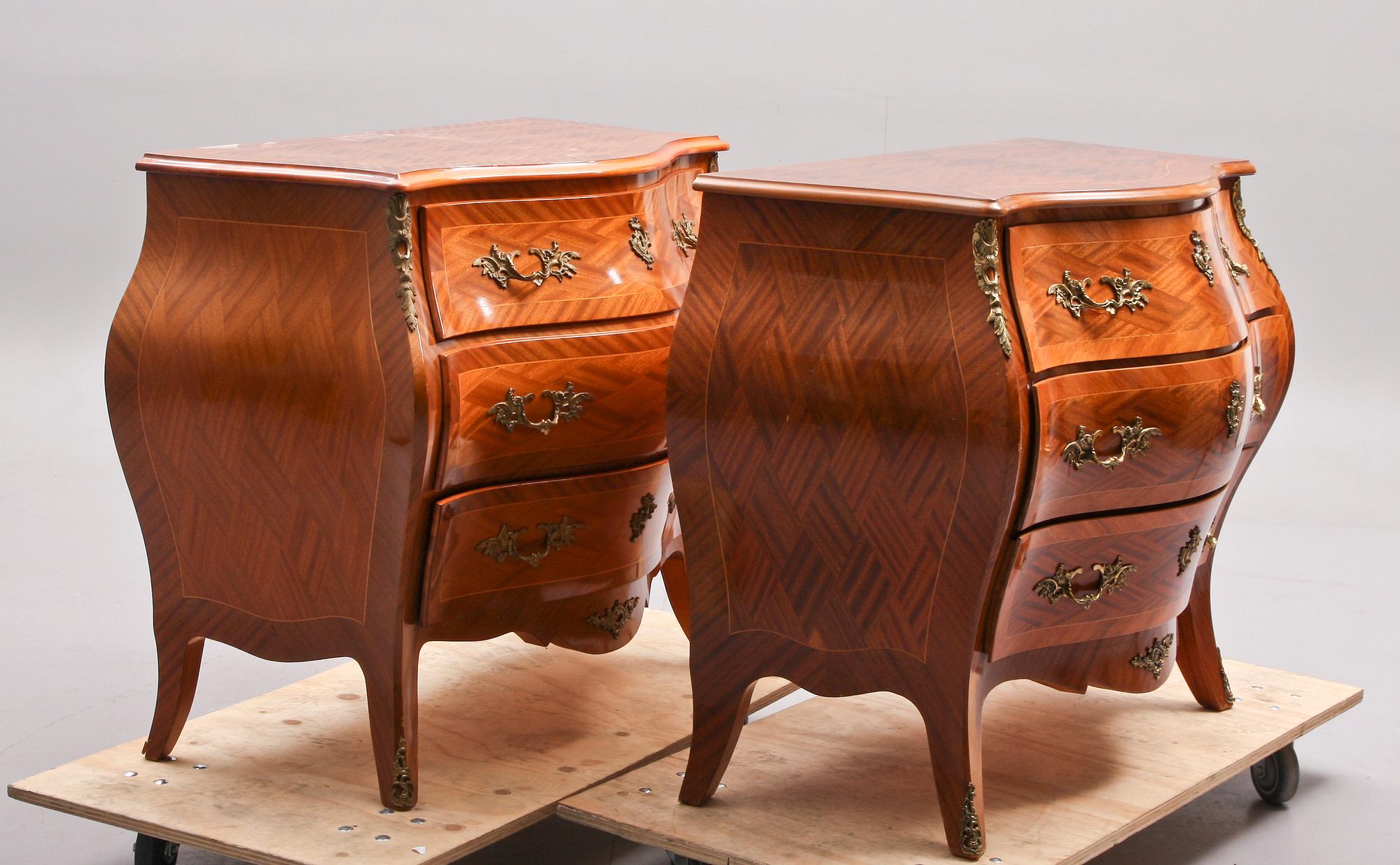 BYRÅAR, ett par rokokostil, 1900-tal.