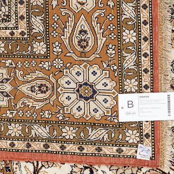 MATTA, semiantik silke Ghom, ca 269,5 x 179,5-182 cm (samt kortsidorna med 1 och 2 cm slätväv).