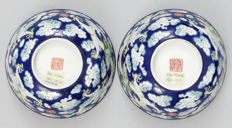 A pair of enameled bowls with cover, Qing dynasty (1644-1912), with Daouguang seal mark.