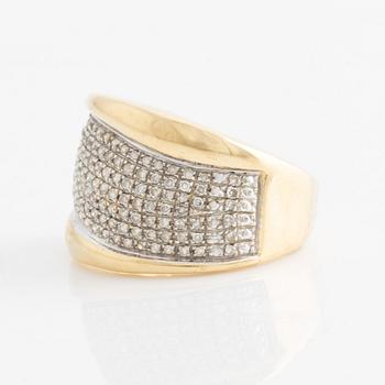 Ring, guld med ca 125 st små diamanter.