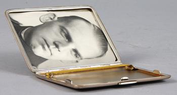 CIGARETTETUI, silver, importstämplar, 1900-talets andra hälft. Vikt 118 gram.