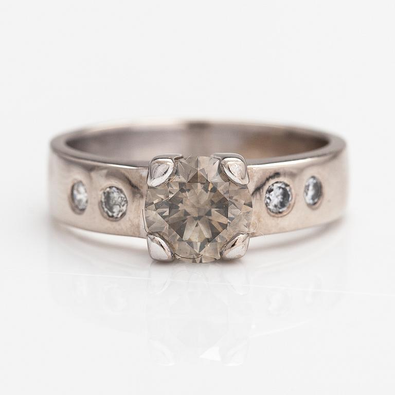 Ring, 14K vitguld, diamanter ca 1.49 ct tot. Jan Böckerman, Helsingfors 2018.