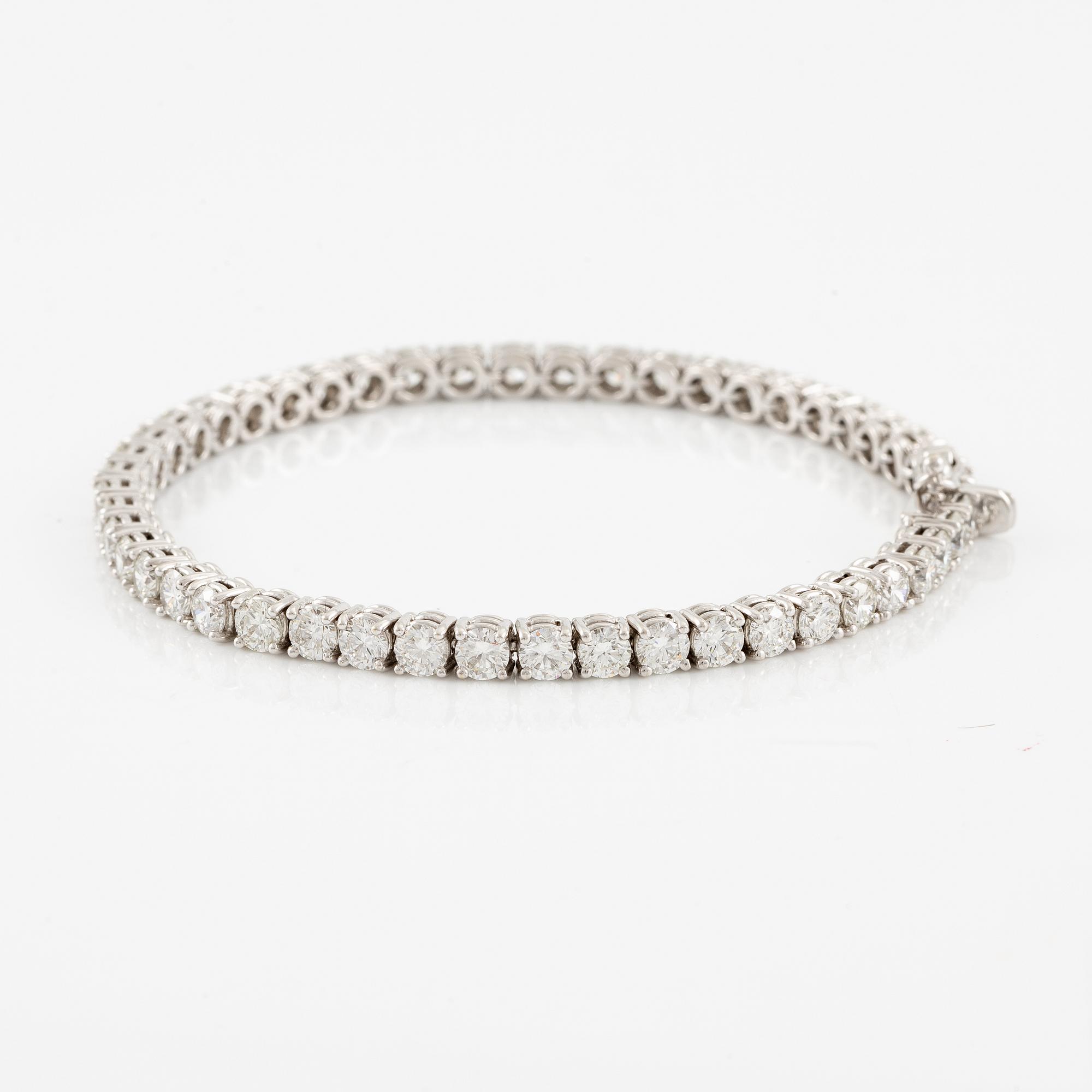 A tennis bracelet 18K white gold with round brilliant-cut diamonds.